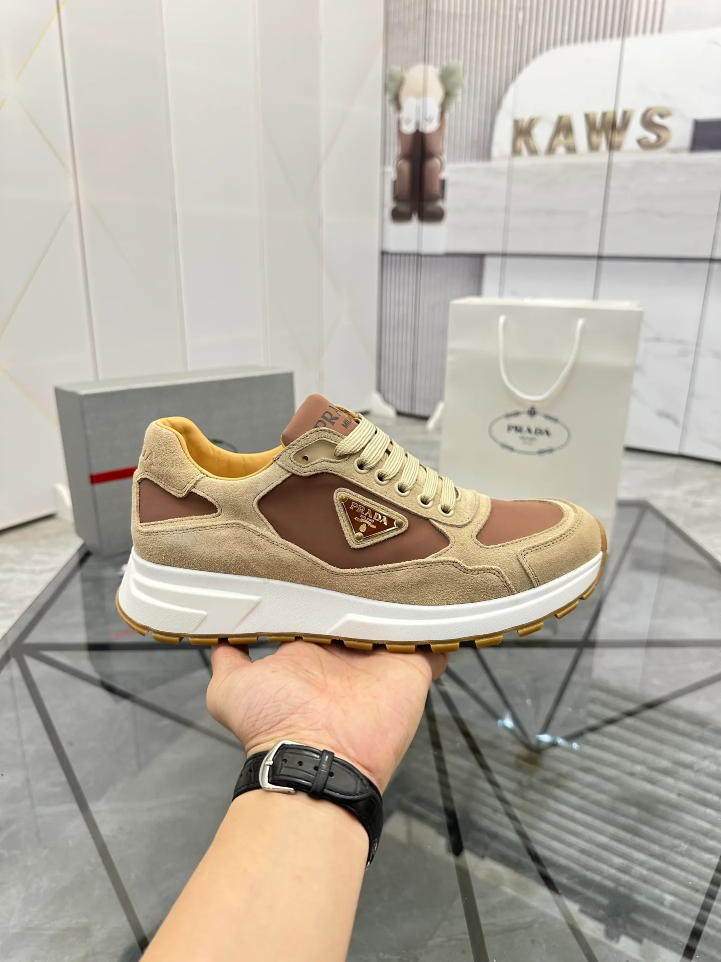 Men's shoes for sale 💰: 💰P580¥ High-end top quality Product trademark: Prada *"Prada*" low-top casual shoes Regular size: 38-45 (can be customized to 46) Product materials: imported upper layer of high mercerized nubuck leather spliced ​​with breathable mesh, water-dyed cowhide lining, cowhide feet, original ultra-light foam outsole. No.: 001